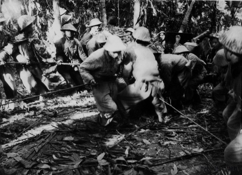 Los artilleros vietnamitas superan con valentía numerosas dificultades y penurias para llevar al campo de batalla cañones de decenas de toneladas, contribuyendo a la victoria de la Campaña. (Fotografía: VNA)