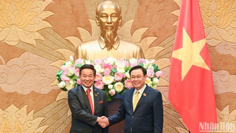 El presidente de la Asamblea Nacional de Vietnam, Vuong Dinh Hue, se reúne con Masayuki Hyodo, co-presidente del Comité Económico Japón-Vietnam de Keidanren.