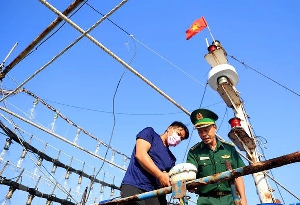 Guardias fronterizos revisan el equipo de seguimiento de buques pesqueros (VMS). (Fotografía: VNA)