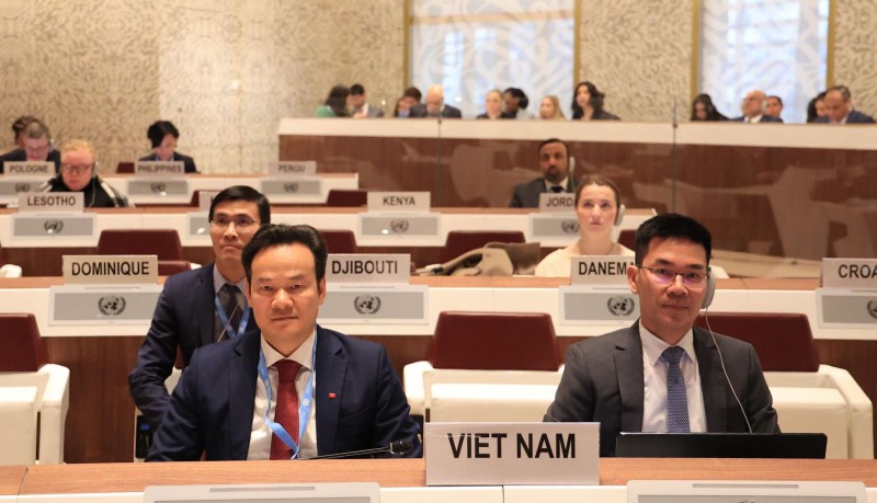 El embajador Mai Phan Dung y la delegación vietnamita. (Fotografía: VNA)