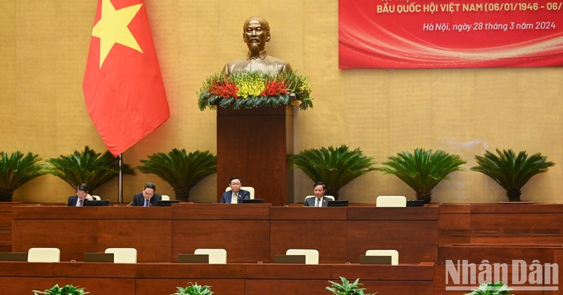 El presidente legislativo Vuong Dinh Hue y los vicepresidentes.