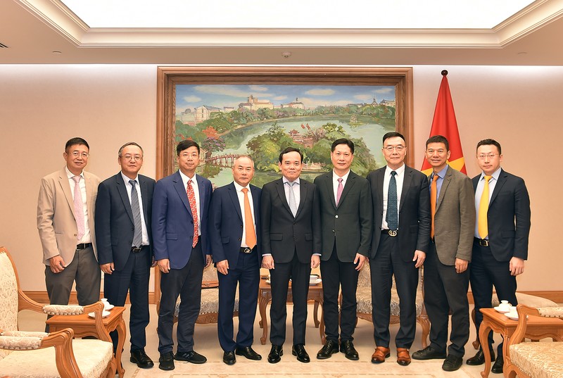 El viceprimer ministro vietnamita Tran Luu Quang y empresarios chinos. (Fotografía: baochinhphu.vn)