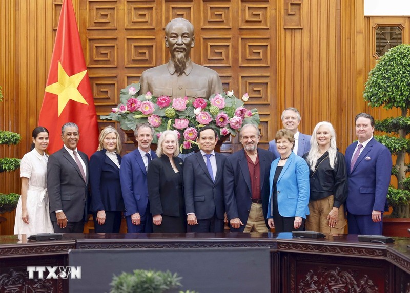 El viceprimer ministro vietnamita Tran Luu Quang y congresistas estadounidenses (Foto: VNA)