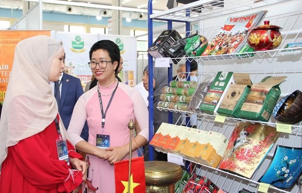 Presentan productos vietnamitas a los visitantes en un evento en Argelia. (Fotografía: VNA)