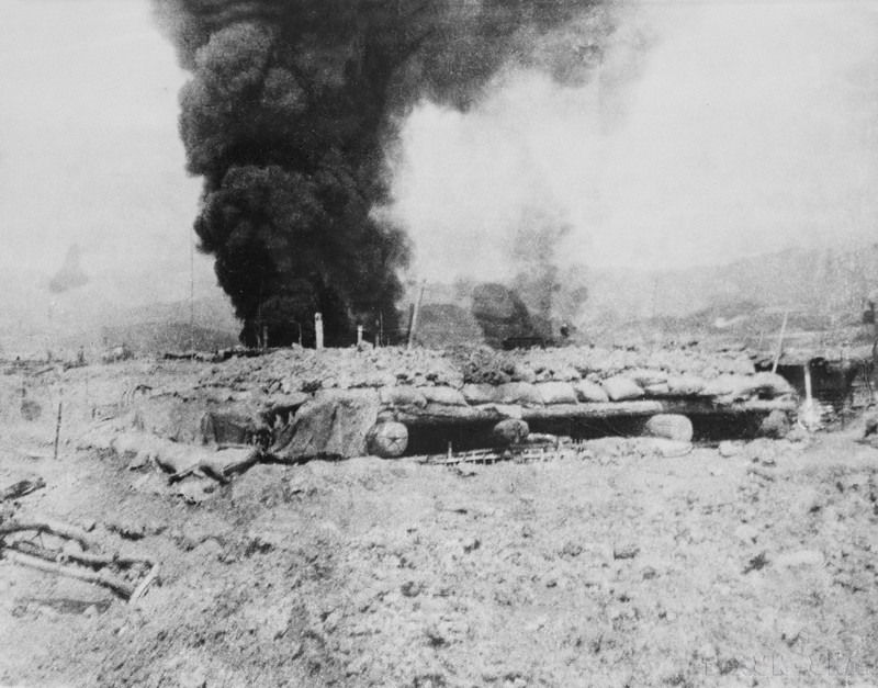 Las unidades de artillería vietnamitas continúan bombardeando las posiciones enemigas, algunas de las cuales están en llamas. (Foto: VNA)