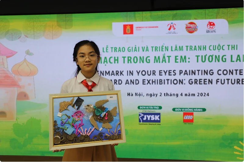 Chu Ha Giang, estudiante de sexto grado, gana el premio especial. (Fotografía: VNA)