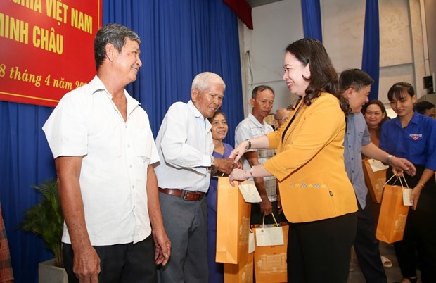La vicepresidenta en funciones, Vo Thi Anh Xuan, entrega obsequios a las familias beneficiarias de políticas sociales. (Fotografía: VNA)