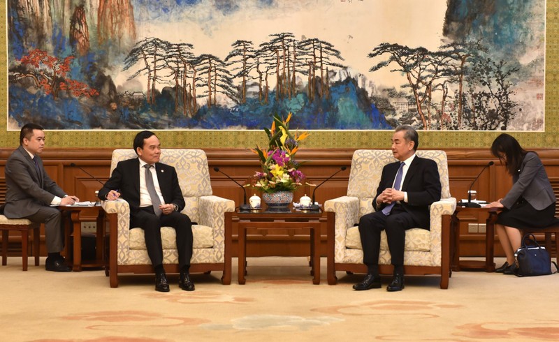 El viceprimer ministro vietnamita Tran Luu Quang se reúne con el canciller de China, Wang Yi. (Fotografía: VNA)