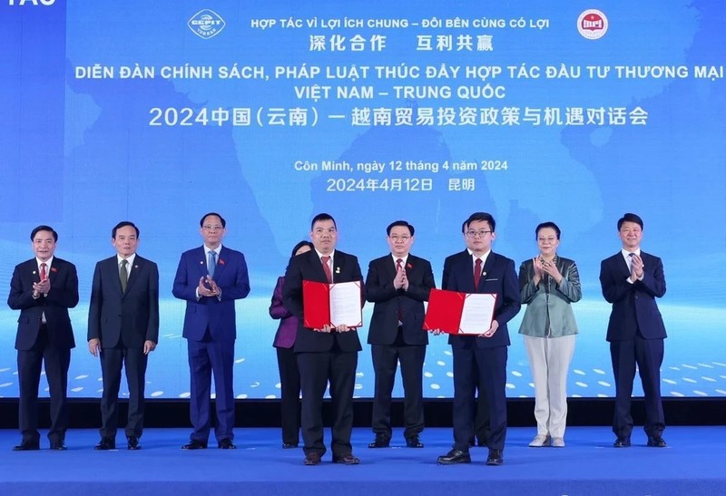 El presidente de la Asamblea Nacional, (quinta persona desde la izquierda, fila detrás), presenció la firma de memorandos de entendimiento de cooperación entre empresas vietnamitas y chinas. (Fuente:VNA)