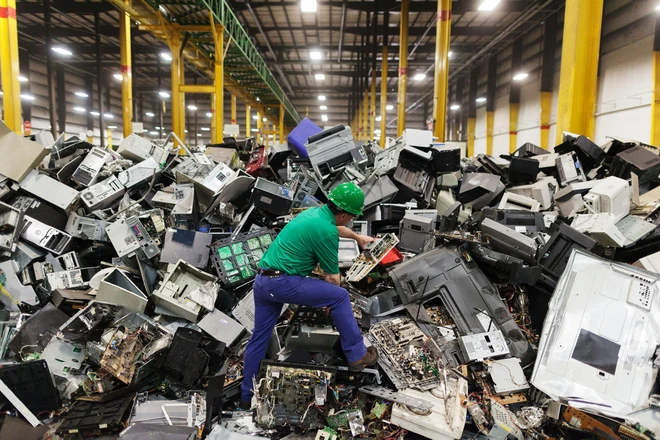 El reciclaje de residuos electrónicos se está convirtiendo en una tarea importante. (Fotografía: National Geographic)