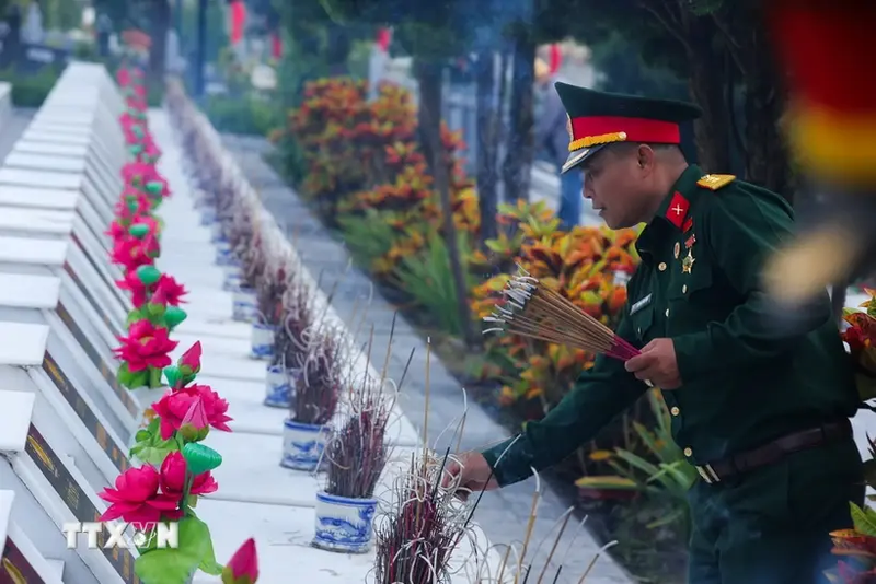 Colocan inciensos en el Cementerio Nacional de Mártires de Vi Xuyen. (Fotografía: VNA)