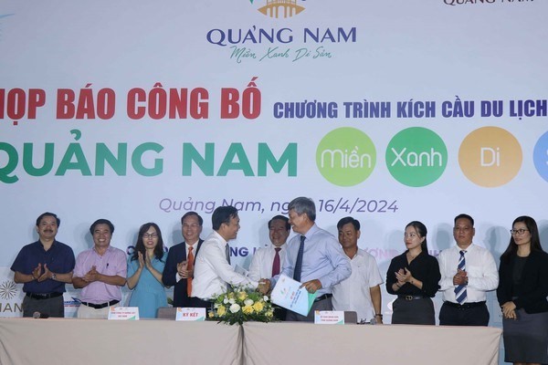 En la ceremonia de firma del acuerdo de cooperación para el desarrollo turístico entre Quang Nam y los ferrocarriles de Vietnam. (Fotoragía: VNA) 