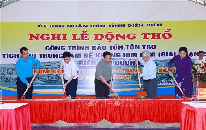 El primer ministro Pham Minh Chinh asiste a la ceremonia para el inicio de la restauración del Área de defensa de Him Lam. (Fotografía: VNA)