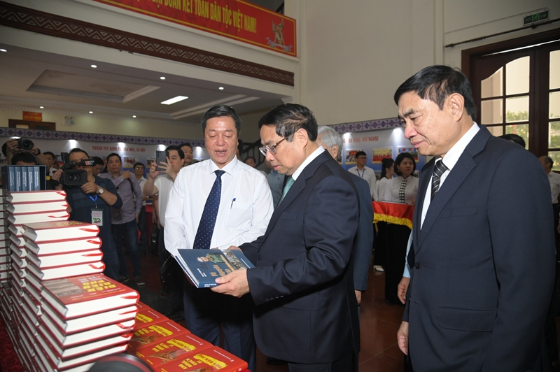 El primer ministro Pham Minh Chinh (centro) está en el acto de presentación del libro. (Fotografía: Editorial Política Nacional Su That)