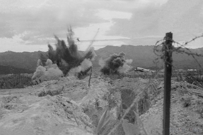 La posición 206 está en llamas tras el ataque de las fuerzas vietnamitas. (Foto: VNA)
