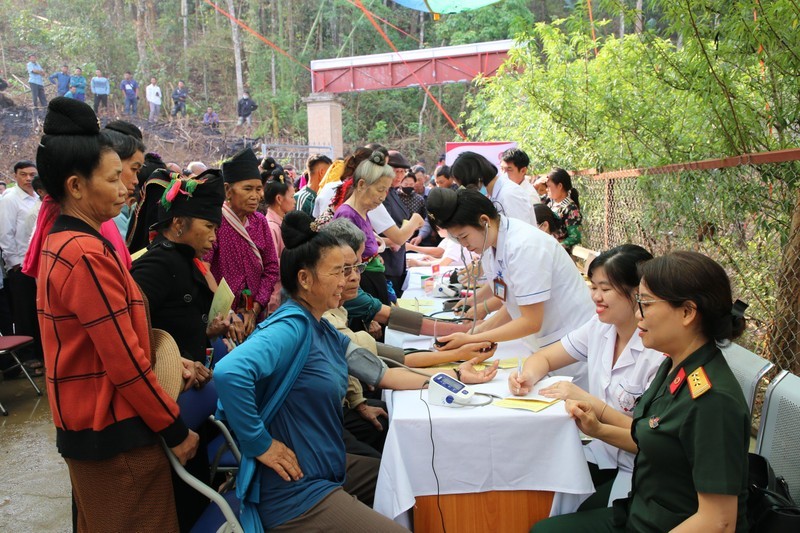Ofrecen exámenes médicos gratuitos a pobladores de Dien Bien.