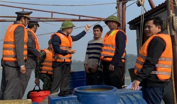 Se llevan a cabo las tareas de comunicación para concienciar al público sobre la pesca INDNR. (Fotografía: VNA) 