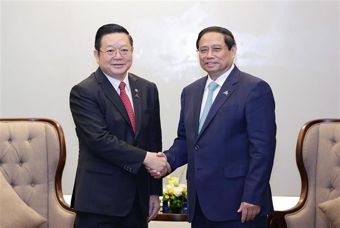 El primer ministro de Vietnam, Pham Minh Chinh (derecha), recibe al secretario general de la ASEAN, Kao Kim Hourn. (Fotografía: VNA)