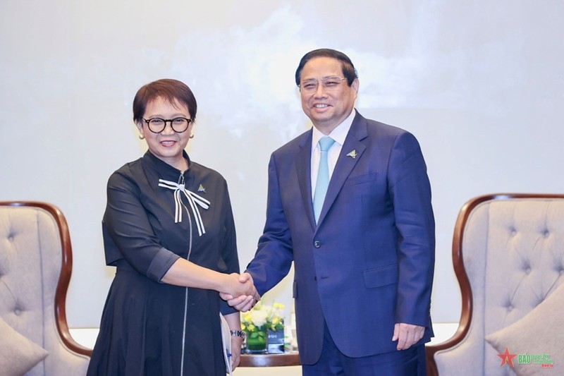 El primer ministro de Vietnam, Pham Minh Chinh, recibe a la canciller de Indonesia, Retno Marsudi. (Fotografía: VNA)