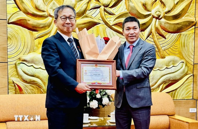 El presidente de la VUFO, Phan Anh Son, entrega medalla conmemorativa al embajador japonés, Yamada Takio. (Fotografía: VNA)