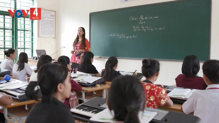 La profesora Lu Thi Yen, de la escuela secundaria de Nua Ngam, durante una clase de música con sus alumnos. (Fotografía: VOV)