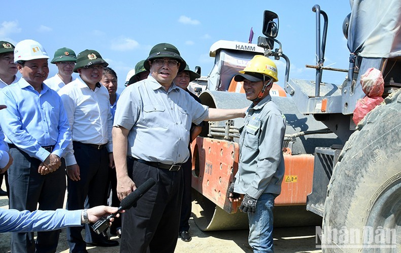El primer ministro de Vietnam, Pham Minh Chinh, se reúne con los trabajadores en el sitio de construcción del proyecto de la autopista Van Phong - Nha Trang. (Fotografía: Nhan Dan)