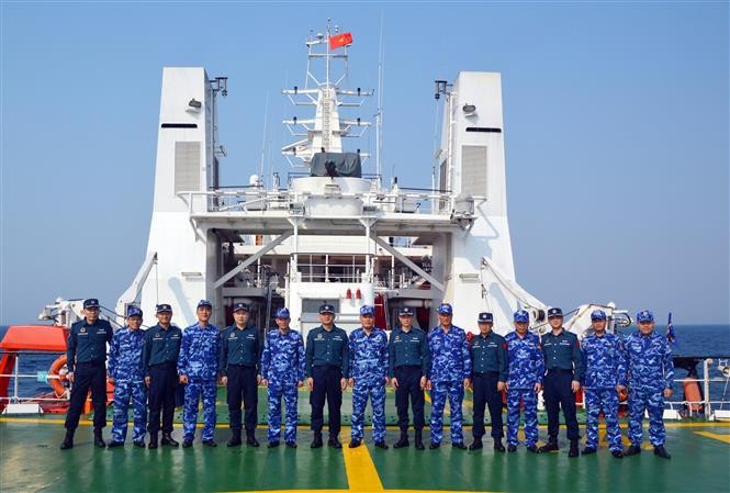 Las guardacostas de Vietnam y China toman foto de recuerdo en el barco CSB 8004. (Fotografía: VNA)