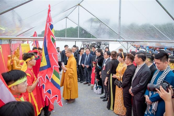 Delegados rinden tributo a los Reyes Hung, fundadores de la nación. (Fotografía: VNA)