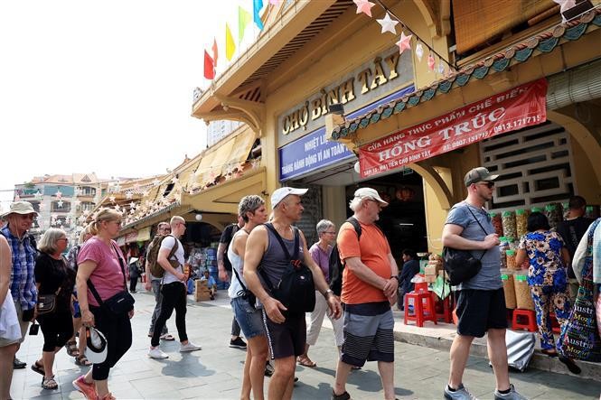 Turistas extranjeros visitan el mercado Binh Tay, en Ciudad Ho Chi Minh. (Fotografía: VNA)