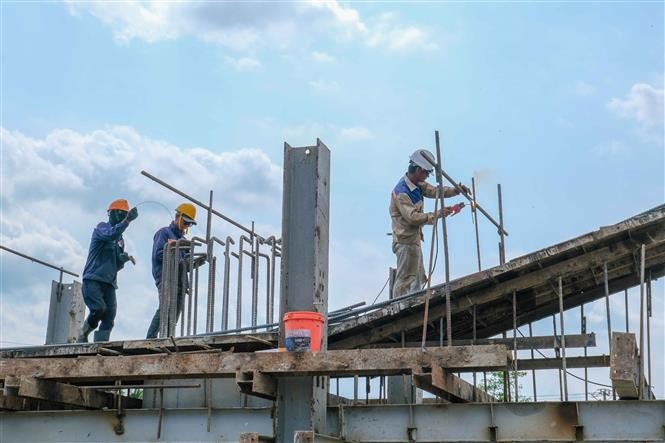 Construcción de un puente, parte de la carretera de circunvalación occidental de la ciudad de Can Tho, en el delta del Mekong. (Fotografía: VNA)