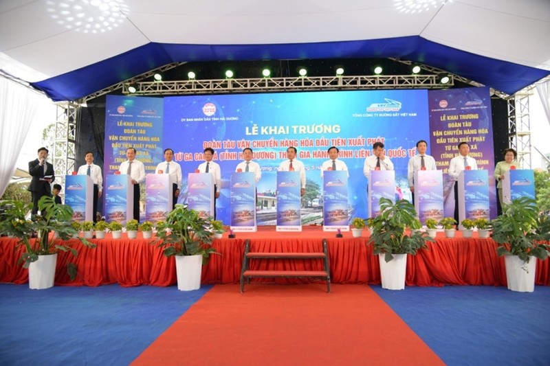 Acto de inauguración del primer tren que sale de la terminal intermodal de Cao Xa. (Fotografía: VNA)