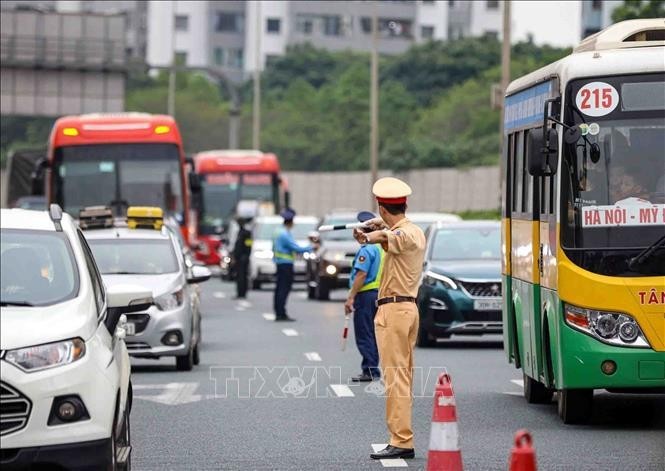 La policía de tránsito organiza el desvío y regulación del tránsito al final de la autopista Phap Van - Cau Gie hacia el centro de la capital, el 1 de mayo. (Fotografía: VNA)
