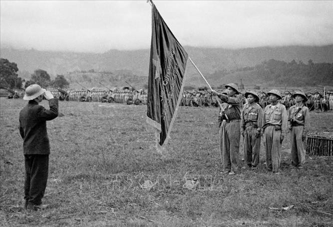 El general Vo Nguyen Giap presentó la bandera "Decidido a luchar - Decidido a ganar" del Presidente Ho Chi Minh a las unidades que lograron. La victoria de la campaña de Dien Bien Phu afirmó la destacada madurez del Ejército Popular de Vietnam. (Fotografía: VNA)
