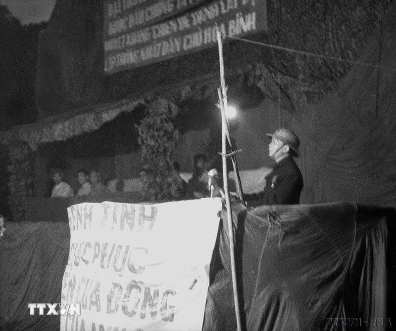 El general Vo Nguyen Giap pronuncia un discurso en la celebración de la victoria en el frente de Dien Bien Phu. (Fotografía: Archivos de VNA)