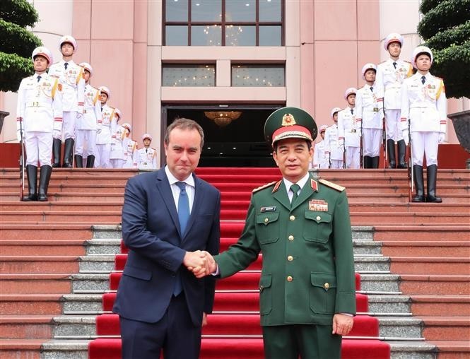 El ministro de Defensa de Vietnam, Phan Van Giang, recibe al ministro francés de Fuerzas Armadas, Sébastien Lecornu. (Fotografía: VNA)