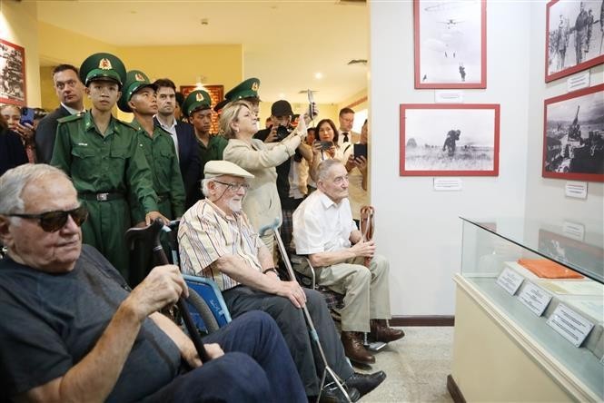 La secretaria de Estado francesa para los Veteranos y la Memoria, Patricia Miralles, y los delegados visitaron el museo histórico de la victoria de Dien Bien Phu. (Fotografía: VNA)