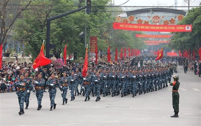 La unidad de guerra cibernética participa en un desfile en la calle. (Fotografía: VNA)