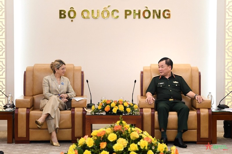 El viceministro de Defensa de Vietnam, Hoang Xuan Chien, se reúne con la secretaria de Estado francesa para los Veteranos y la Memoria, Patricia Miralle. (Fotografía: qdnd.vn)