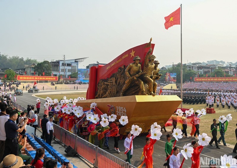 En el ensayo final para la celebración del 70º aniversario de la victoria de Dien Bien Phu.