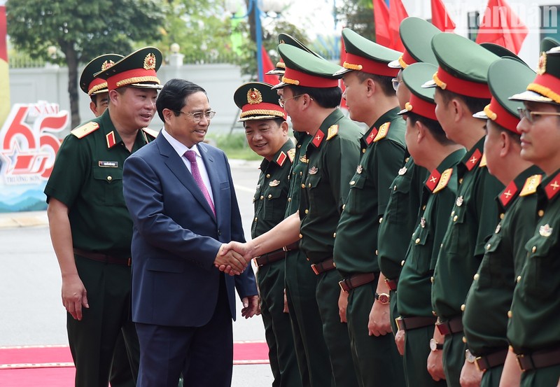 El primer ministro Pham Minh Chinh y las autoridades de la Corporación de Construcción Truong Son. (Fotografía: Nhan Dan)