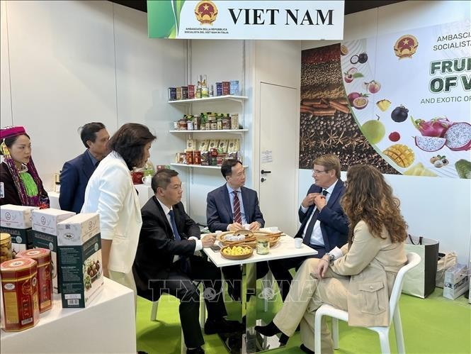 El embajador de Vietnam en Italia, Duong Hai Hung, y el vicepresidente del Comité Popular de la provincia de Lang Son, Doan Thanh Son, conversaron con el presidente de Macfrut, Renzo Piraccini. (Fotografía: VNA)