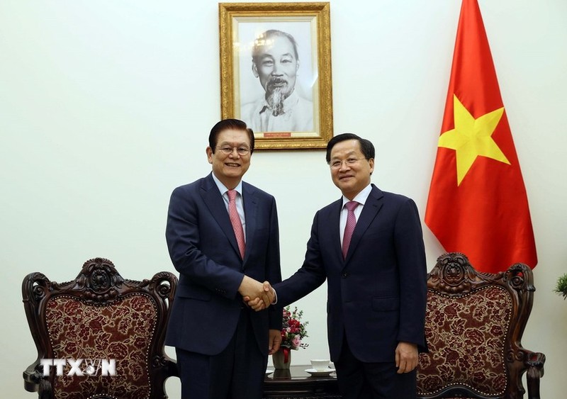 El viceprimer ministro vietnamita Le Minh Khai recibe a Lee Sang Woon, vicepresidente y director ejecutivo de Hyosung. (Fotografía: VNA)