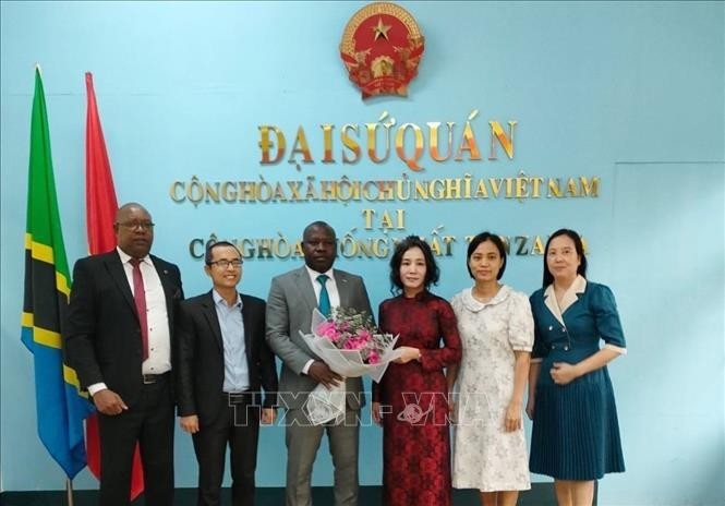 La embajadora de Vietnam en Tanzania, Vu Thanh Huyen, felicita a Juvenal Sakubu por su nombramiento como cónsul honorario de Vietnam en Bujumbura, República de Burundi. (Fotograría: VNA)