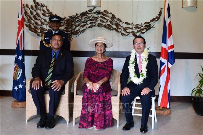 El embajador vietnamita en Zelanda, Nguyen Van Trung (derecho), toma una fotografía de recuerdo con Tom Marsters, representante del rey Carlos III de Reino Unido en las Islas Cook. (Fotografía: VNA)