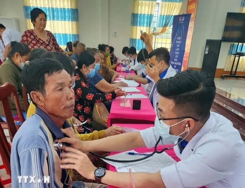 Los médicos realizan consulta médica a los pobladores de la provincia de Kien Giang (Fotografía: VNA)