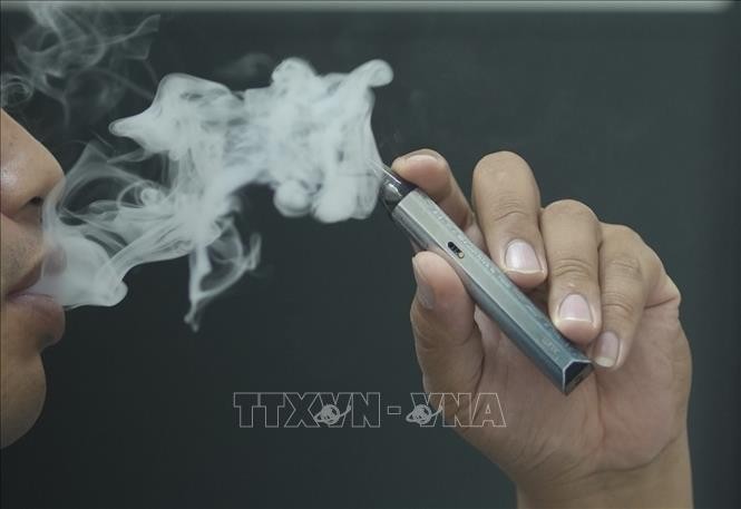 Los cigarrillos electrónicos y los productos de tabaco calentados llegan a Vietnam principalmente a través de importaciones de contrabando y llevadas en mano. (Fotografía: VNA)