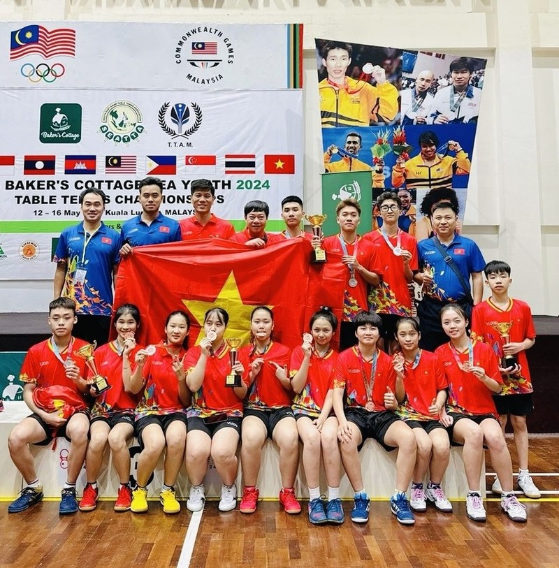 Los jugadores vietnamitas posan con sus medallas en el Campeonato Juvenil de Tenis de Mesa del Sudeste Asiático, celebrado en Malasia. (Fotografía: thethaoplus.vn)