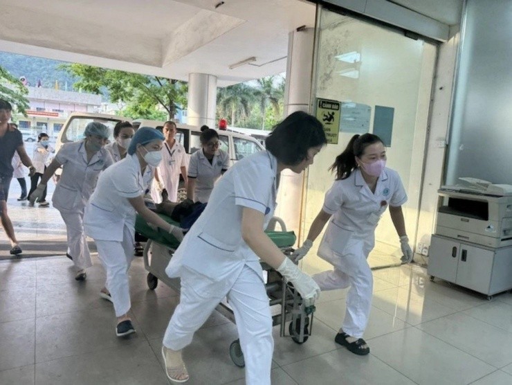 Las víctimas son llevadas al Hospital General de Cam Pha. (Fotografía: VNA)