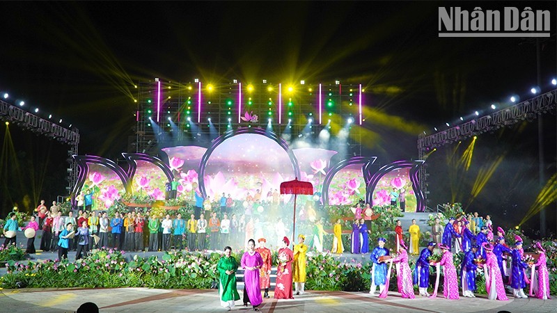 Inauguran en provincia de Dong Thap Festival de Loto. (Fotografía: Nhan Dan)