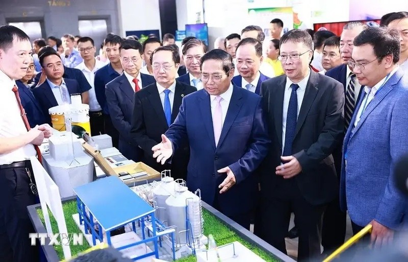 El primer ministro Pham Minh Chinh visita la exposición de productos con avances tecnológicos. (Fotografía: VNA)